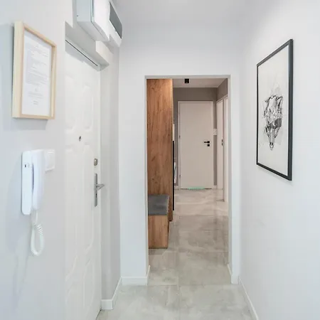 Stylowy Blue Self Check In 24h Breslau